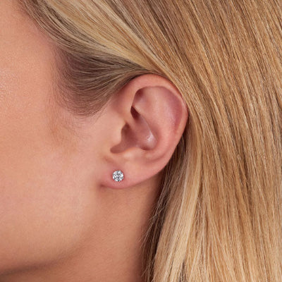 Boucle d'oreille à l'oreille gauche  Cyréa 6 de 5mm