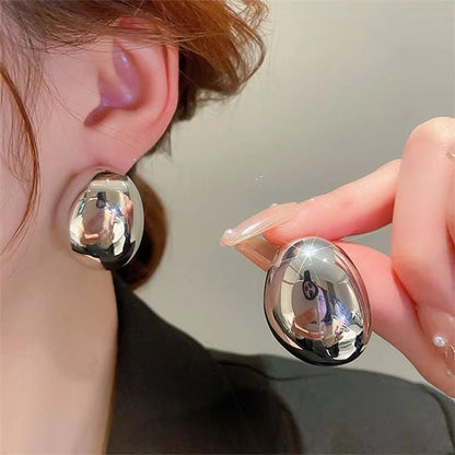 boucle d'oreille paire argentée aux oreilles