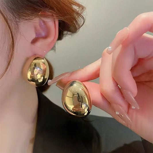 boucle d'oreille paire dorée aux oreilles