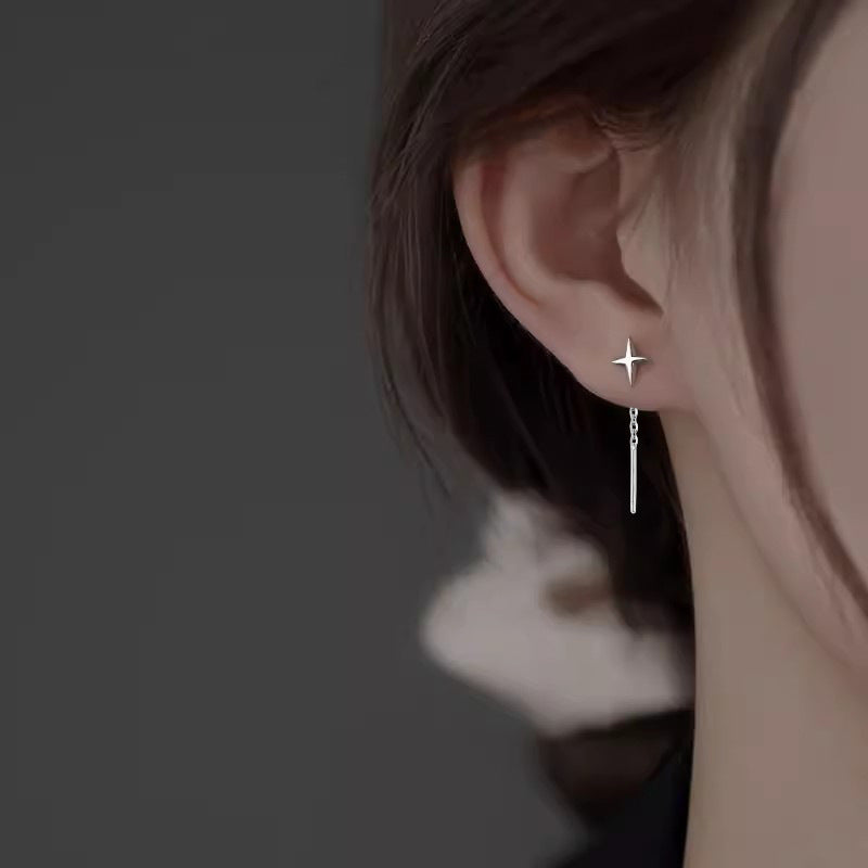 boucle d'oreille du design à trois étoile à l'oreille gauche