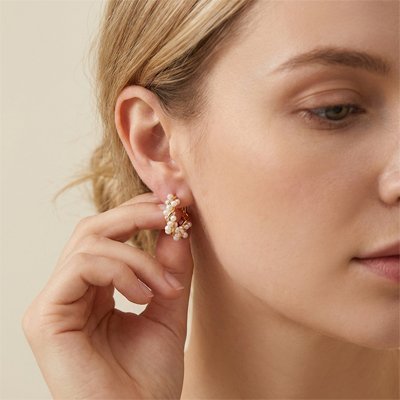 Boucles d'oreilles dormeuses à l'oreille droite Nacrelys
