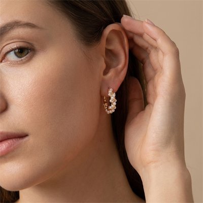 Boucles d'oreilles dormeuses à l'oreille gauche Nacrelys