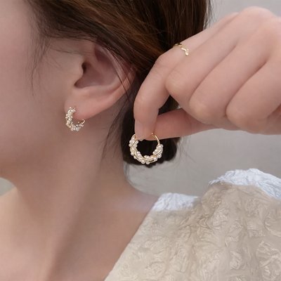 Boucles d'oreilles dormeuses Nacrelys à l'oreille gauche