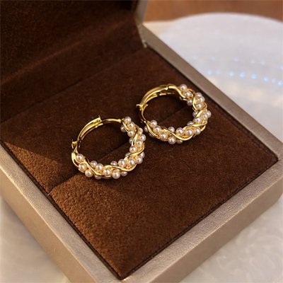 Boucles d'oreilles dormeuses Nacrelys dans un boitier