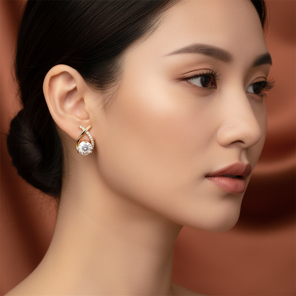 Boucles d'oreilles fantaisie Ravelys dorées  portées par une femme élégante