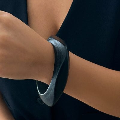 bracelet bois au poignet noir carré mince