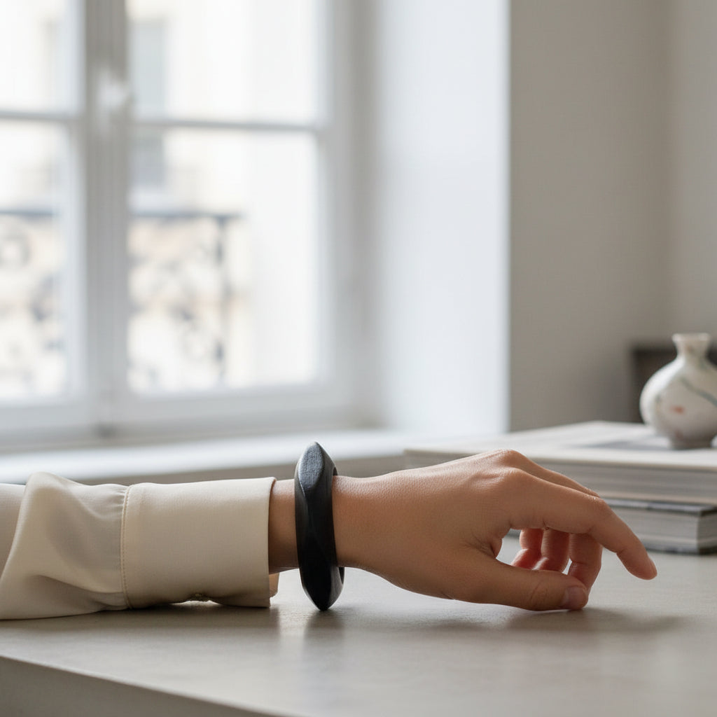 bracelet bois au poignet noir carré mince