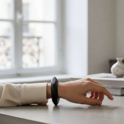 bracelet bois au poignet noir carré mince