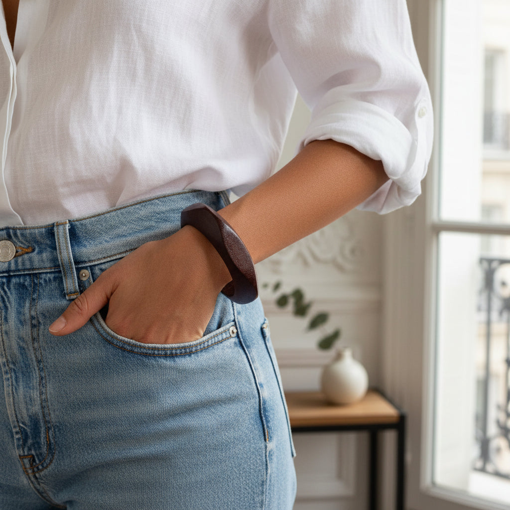 Bracelet bois marron carré sur poignet