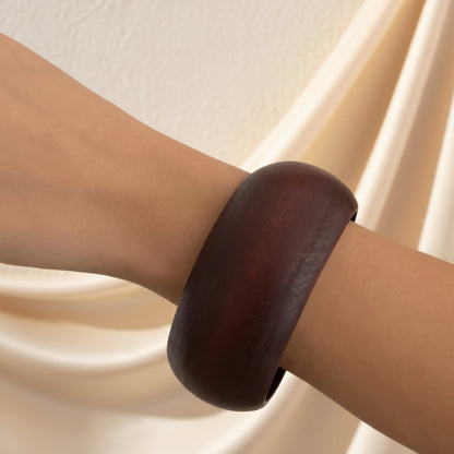 Bracelet bois marron large rond sur poignet