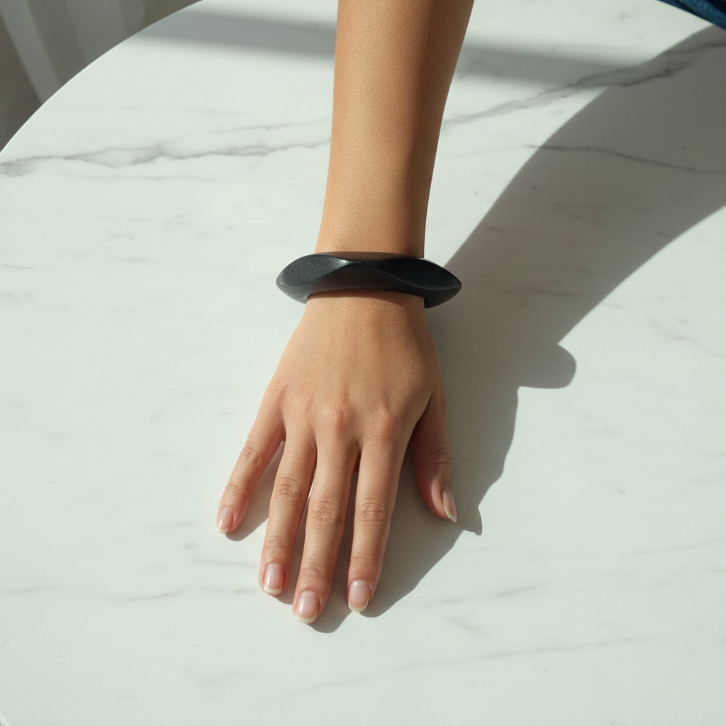 bracelet bois noir carré mince au poignet