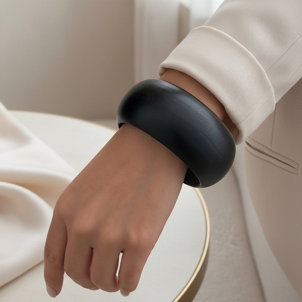 Bracelet bois noir large rond au poignet