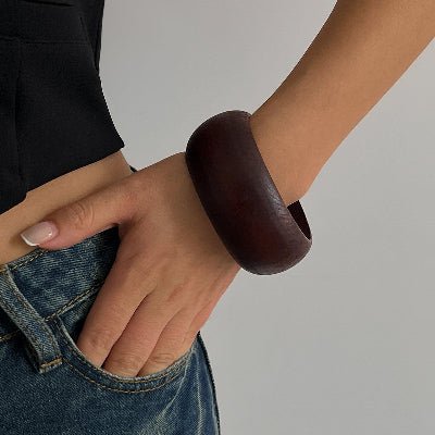 Bracelet bois marron large rond au poignet