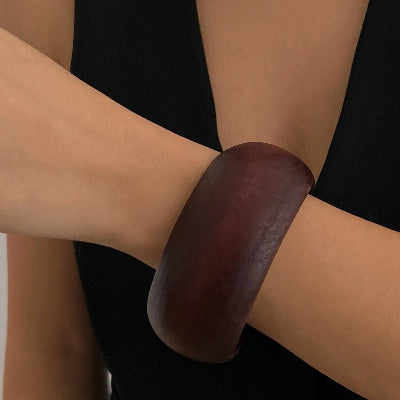 Bracelet bois marron large rond sur poignet