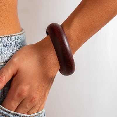 Bracelet bois marron rond mince sur poignet