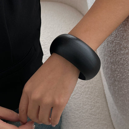 Bracelet bois noir large rond au poignet