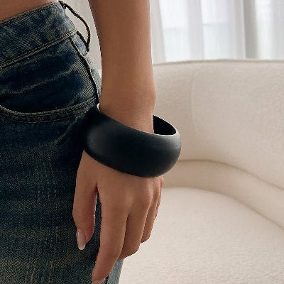 bracelet bois noir large rond sur poignet