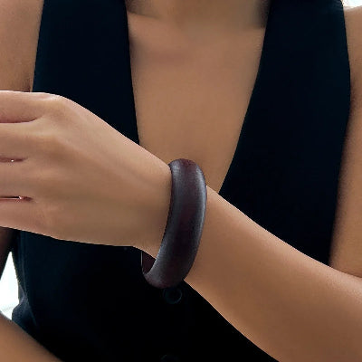 Bracelet bois noir mince rond sur poignet