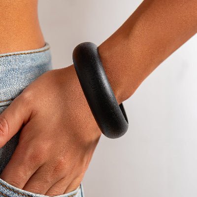 Bracelet bois noir rond mince sur poignet