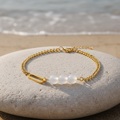 bracelet cheville belliora dore déposé sur une roche