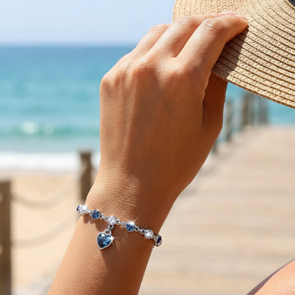 Bracelet en argent Evoria au poignet à la plage