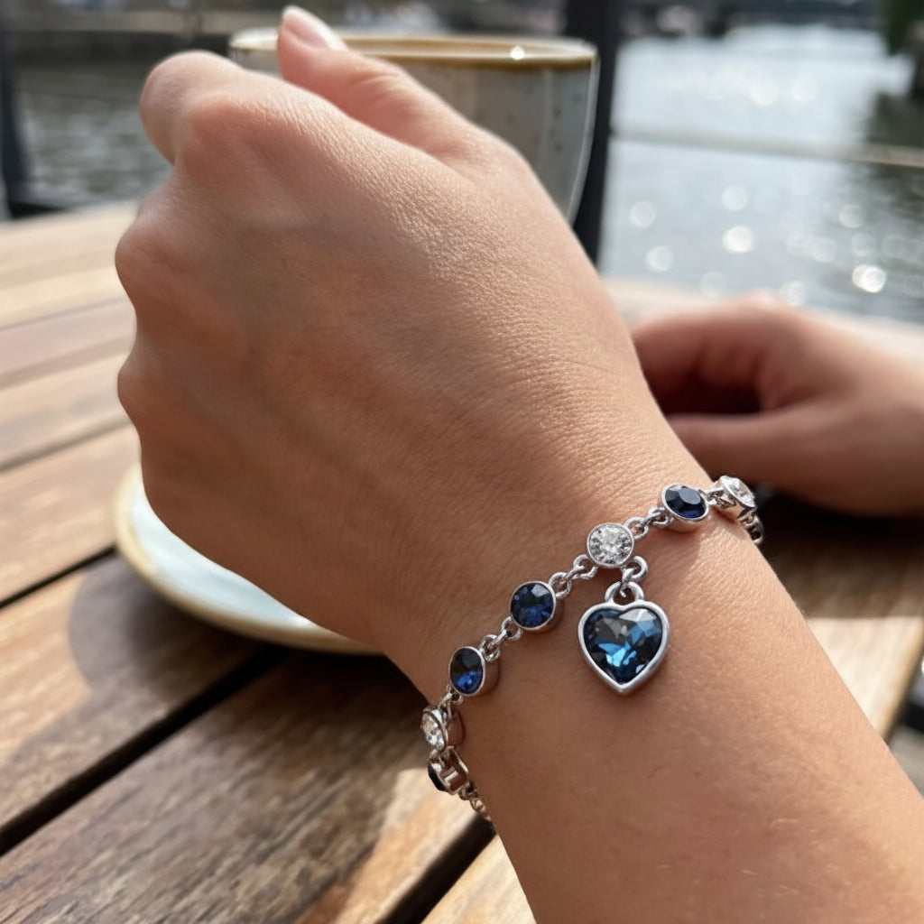 Bracelet en argent Evoria au poignet au café