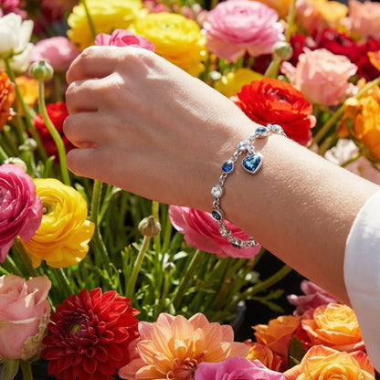 Bracelet en argent Evoria au poignet au jardin