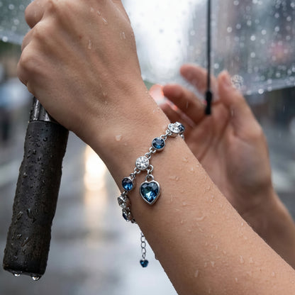 Bracelet en argent Evoria au poignet sous la pluie