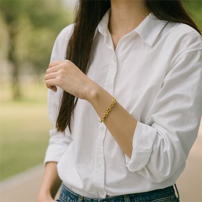 Bracelet femme Naëlia doré sur poignet gauche
