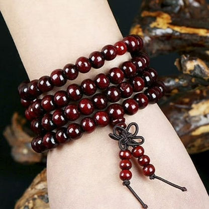 Bracelet femme Santalia couleur rouge au poignet