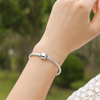 Bracelet femme Strapelle argent porté sur main gauche