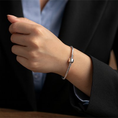 Bracelet femme Strapelle porté au poignet gauche