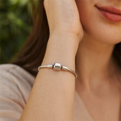Bracelet femme Strapelle porté sur poignet droit