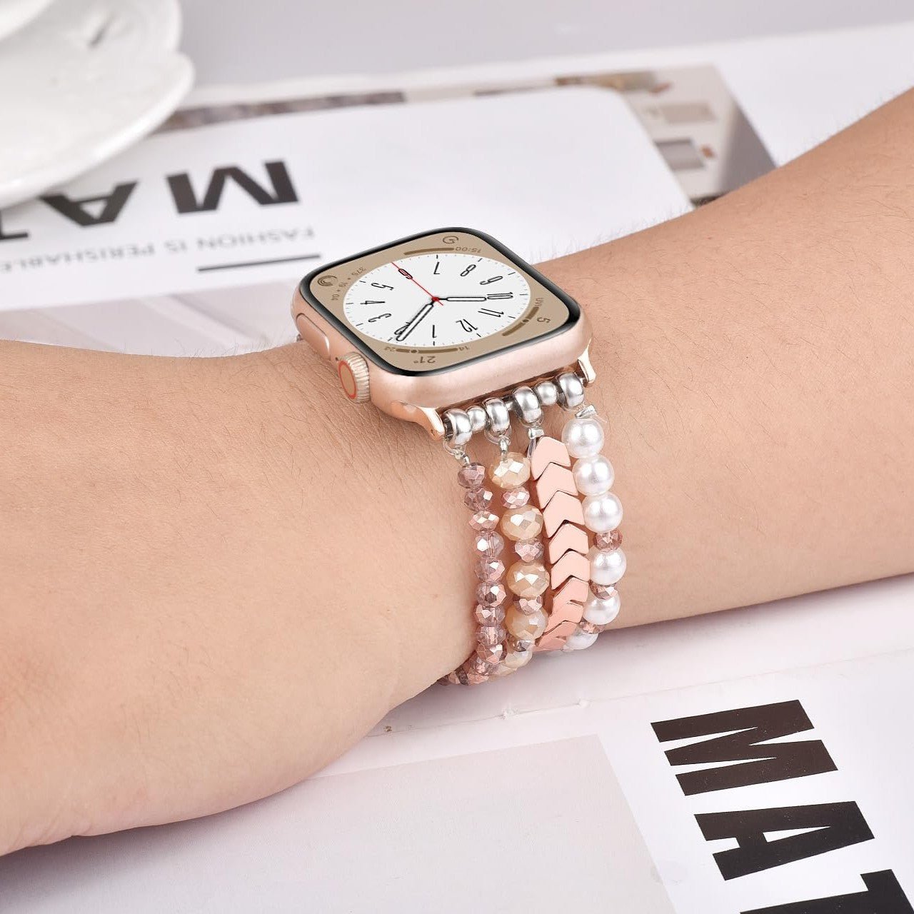 Bracelet montre Cadrélia rose au poignet 