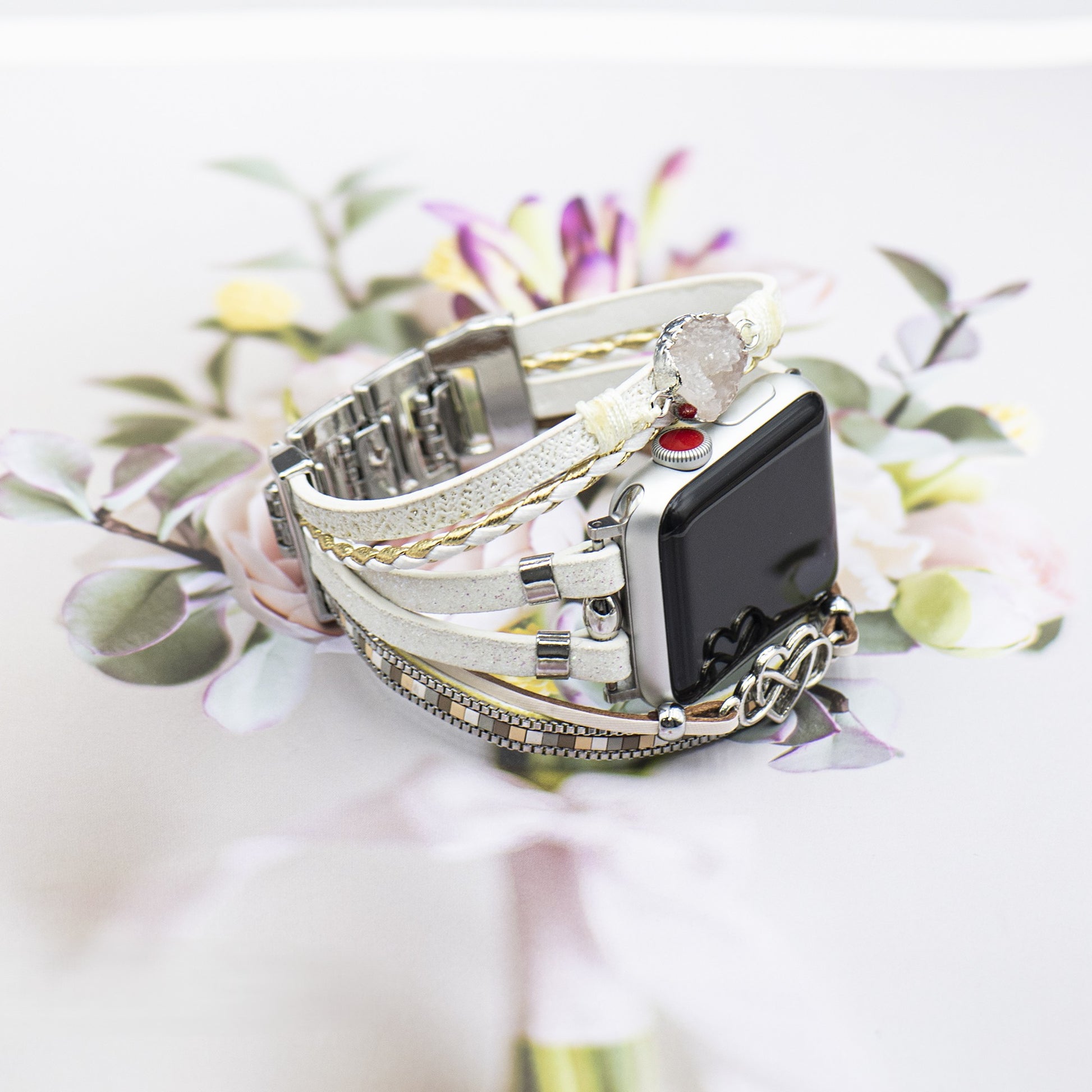 bracelet montre Harmelia blanc sur fond de fleur