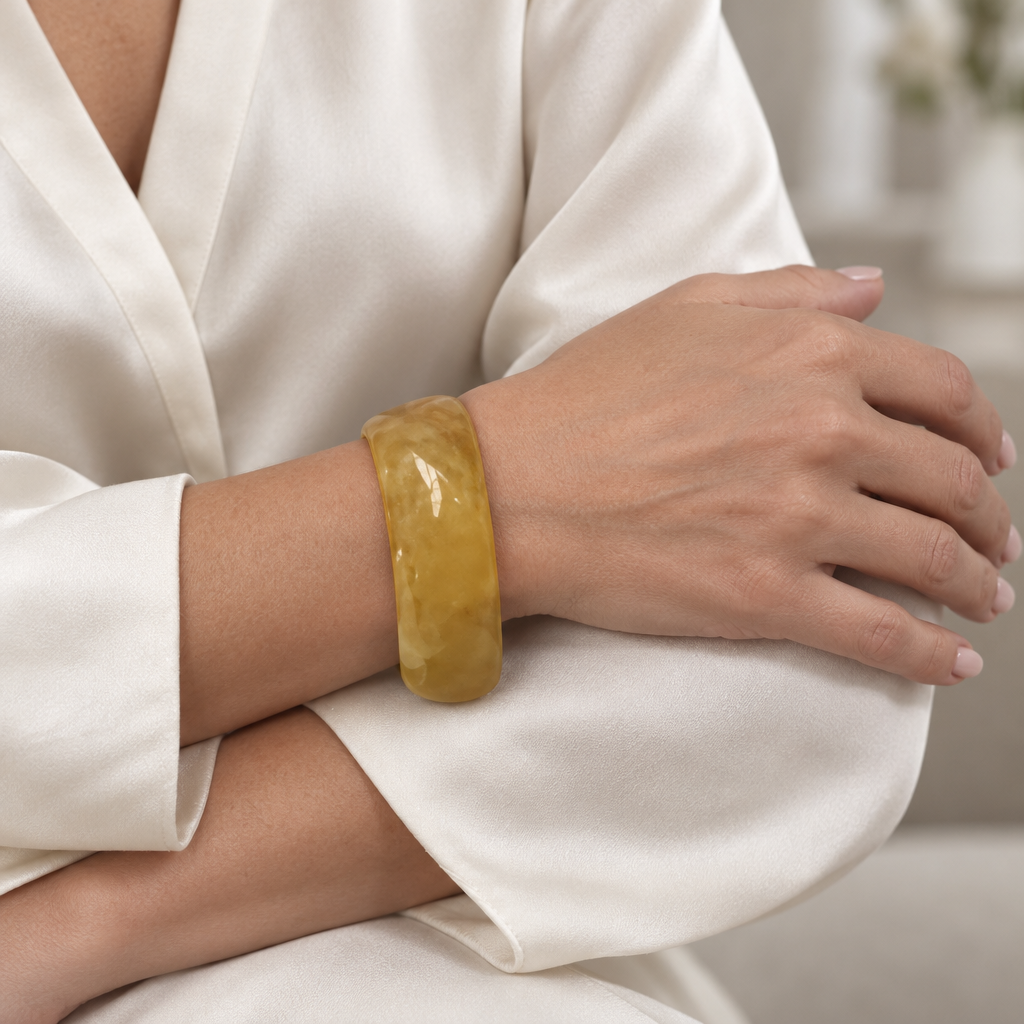 Bracelet Oriselle beaige porté sur un poignet droit