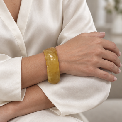 Bracelet Oriselle beaige porté sur un poignet droit
