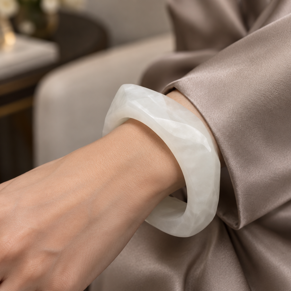 bracelet oriselle blanc porté sur un poignet gauche