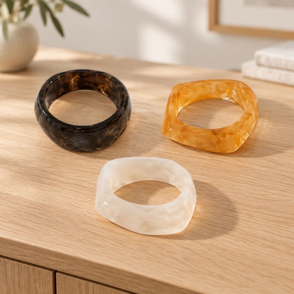 bracelet oriselle dépose sur un meuble trio