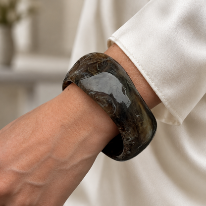 bracelet oriselle marron porté sur un poignet gauche