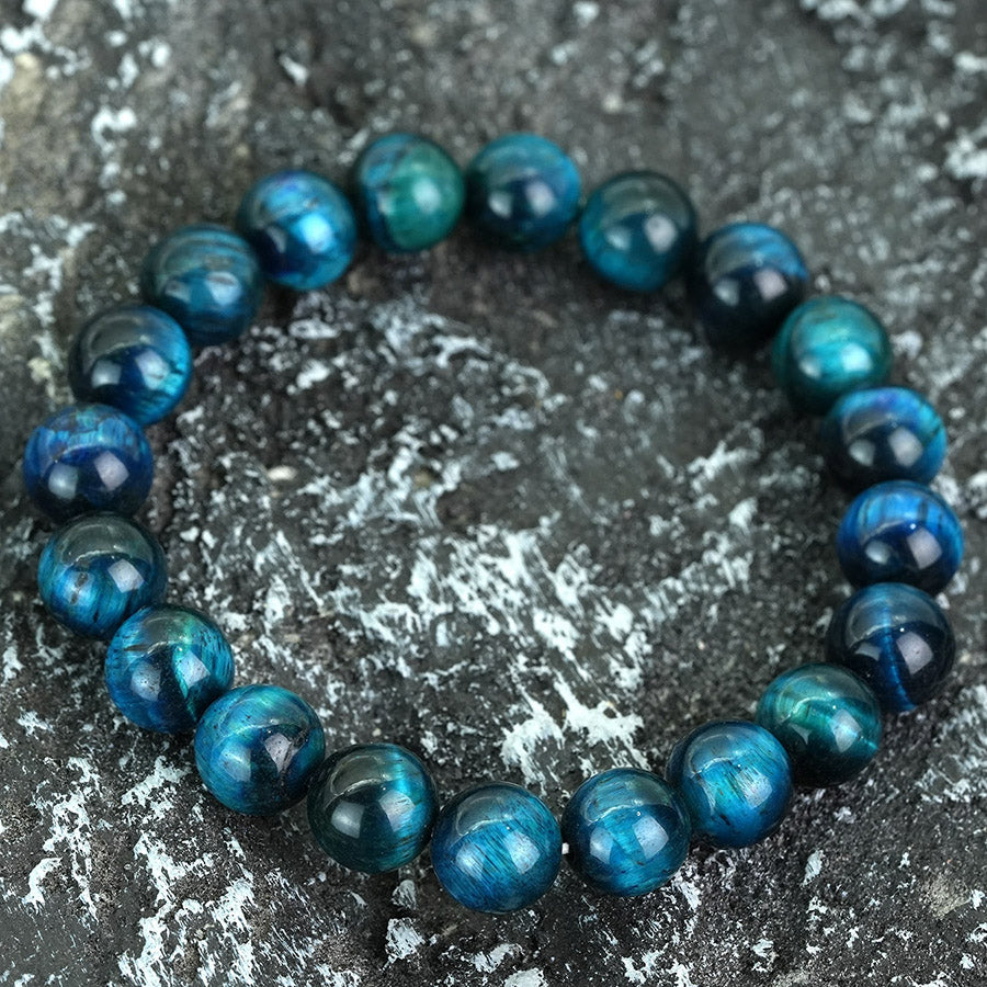 Bracelet Perlazur déposé sur une roche