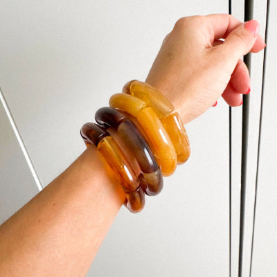 Bracelet perle acrylique sur poignet couleur d'automne