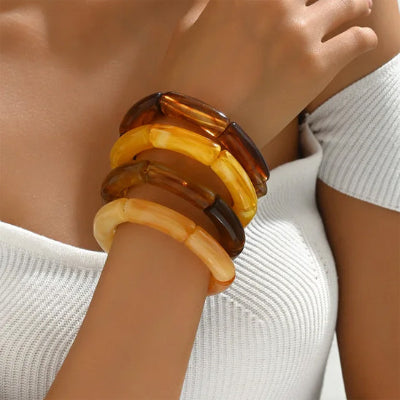 Bracelet perle acrylique sur poignet