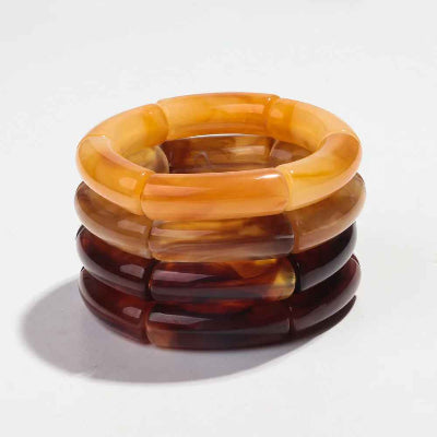 Bracelet perle acrylique un par dessus l'autre