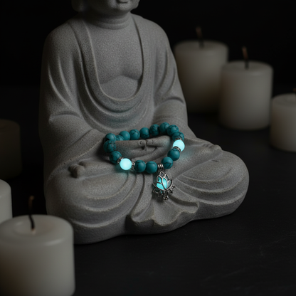 Bracelet pierre naturelle Aqualys luminescente sur statue de Bouddha