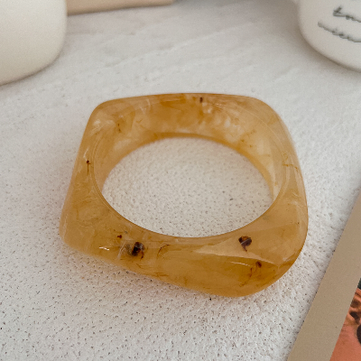 bracelet résine beige déposé