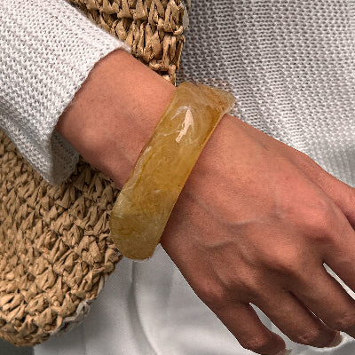 bracelet résine beige sur poignet