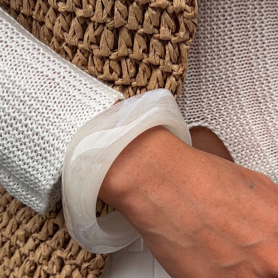 bracelet résine blanc sur poignet
