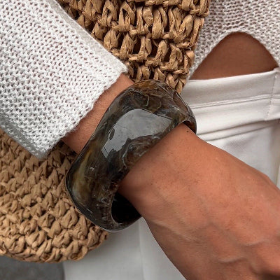 bracelet résine marron sur poignet