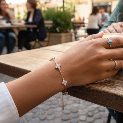 Bracelet trefle​ doré au poignet Lyssène